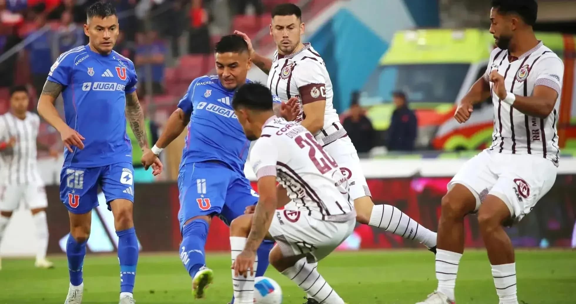 D. La Serena və Universidad de Chile oyunçuları mübarizə aparır