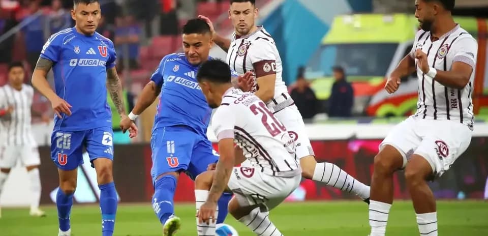 D. La Serena və Universidad de Chile oyunçuları mübarizə aparır
