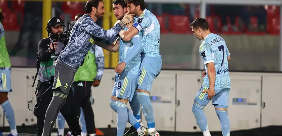 Juventus oyunçuları sevinir