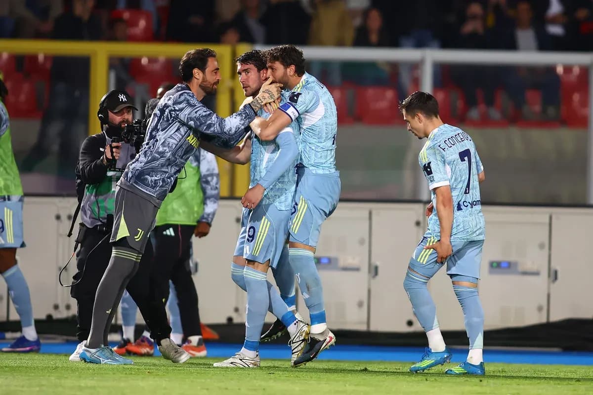 Juventus oyunçuları sevinir