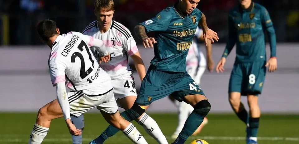 Frosinone və Juventus oyunçuları top üçün mübarizə aparır