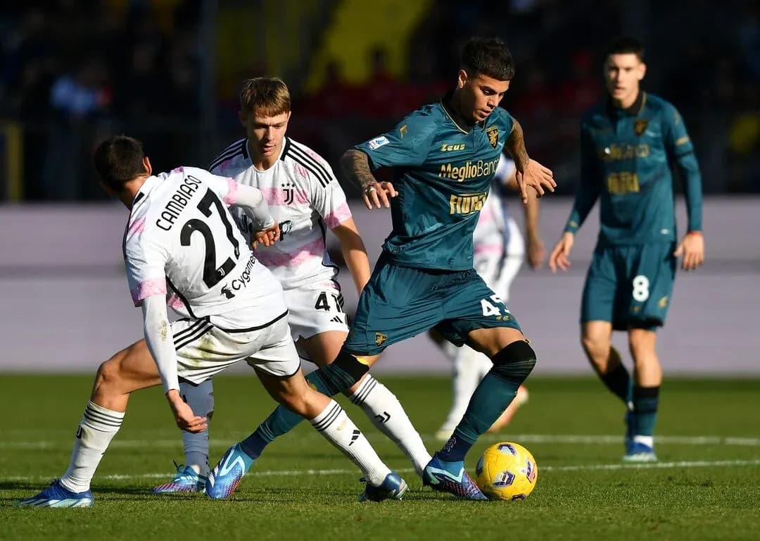 Frosinone və Juventus oyunçuları top üçün mübarizə aparır