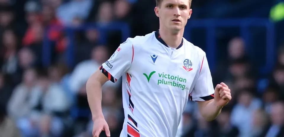 Futbolçu oyunda Bolton Wanderers formasında