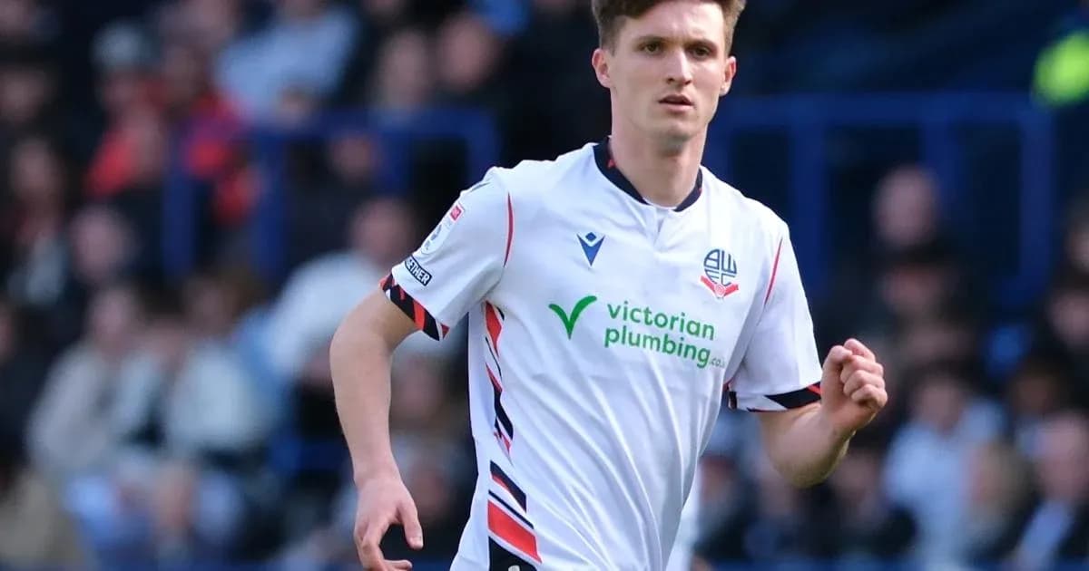 Futbolçu oyunda Bolton Wanderers formasında