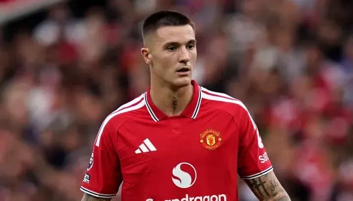 Futbolçu Manchester United formasında oyun sahasında