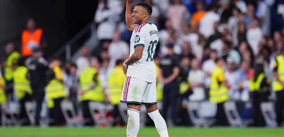 Real Madrid oyunçusu topu havaya qaldırır