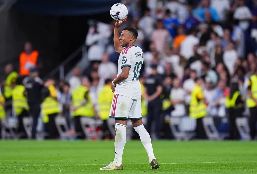 Real Madrid oyunçusu topu havaya qaldırır