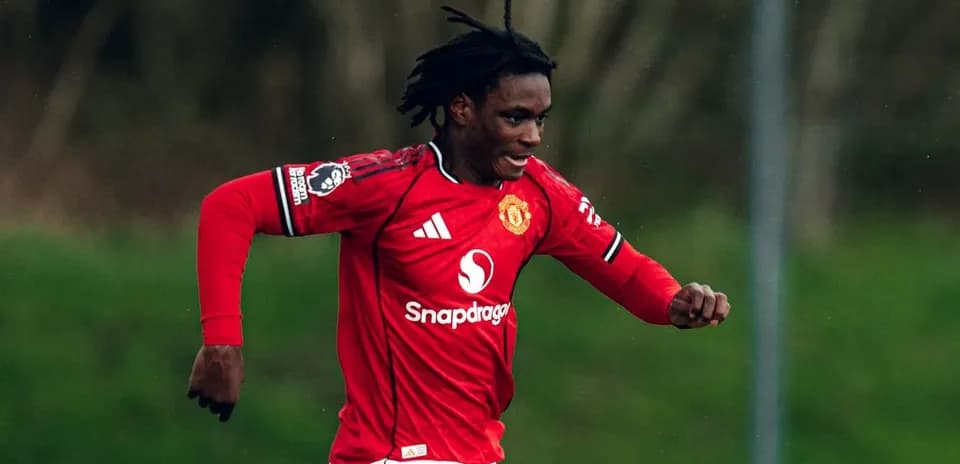 Oyunçu qırmızı forma ilə qaçır Manchester United