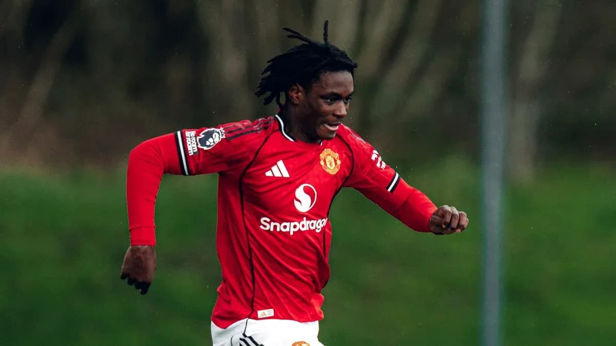 Oyunçu qırmızı forma ilə qaçır Manchester United