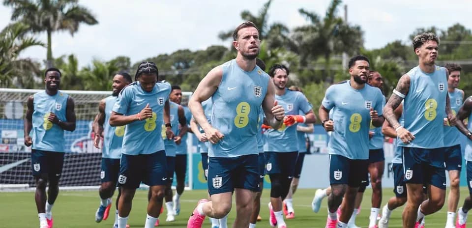 İngiltərə futbol komandası məşq zamanı qaçır