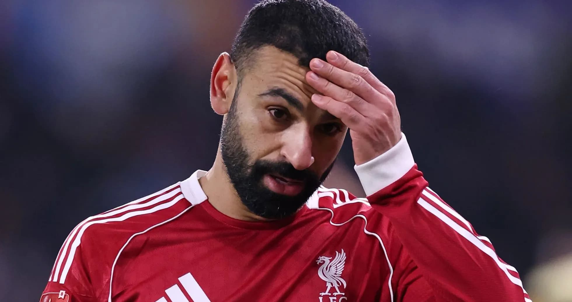 Futbolçu L.F.C. formasında başını əli ilə tutub