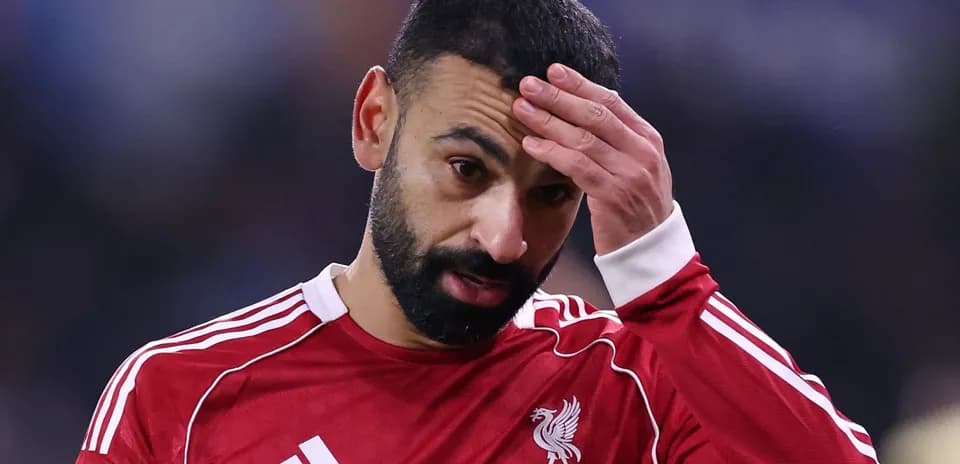 Futbolçu L.F.C. formasında başını əli ilə tutub