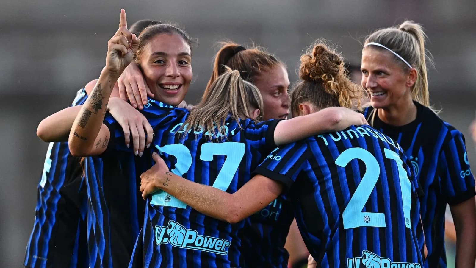 İnter Milan qadın futbol komandası sevinir