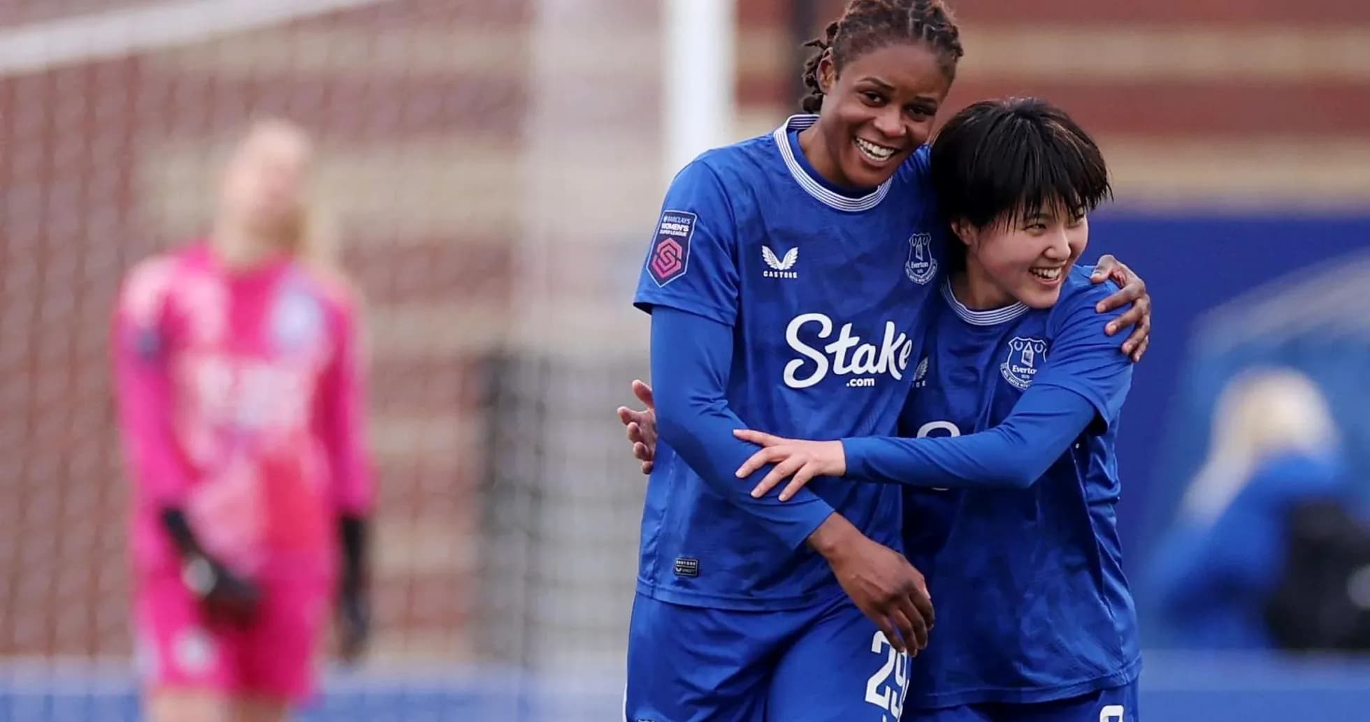 Everton W futbolçuları sevinir