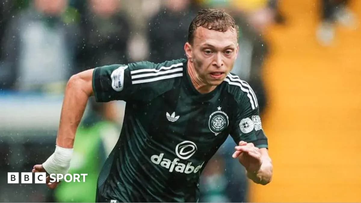 Futbolçu sürətli qaçış edir, yağışlı hava