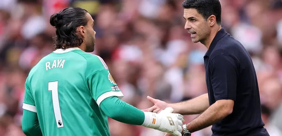 Goalkeeper Raya and manager discussing during match