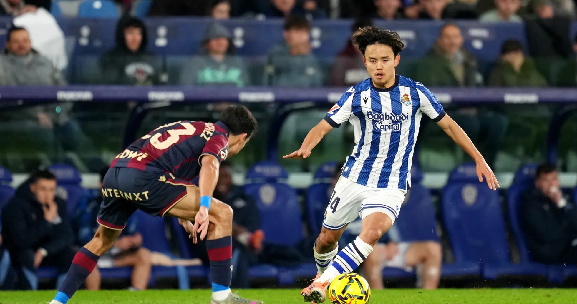 Real Sociedad futbolçusu topu daşıyır