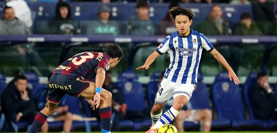 Real Sociedad futbolçusu topu daşıyır