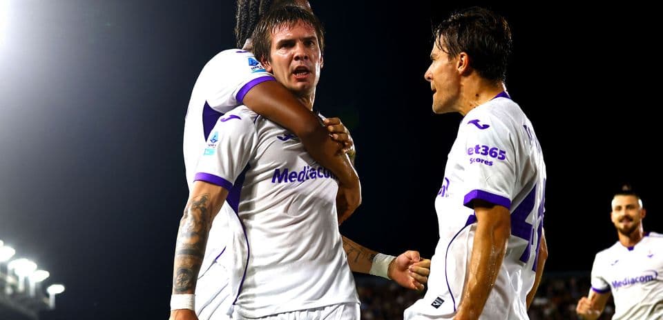 Fiorentina players celebrating a goal on the field