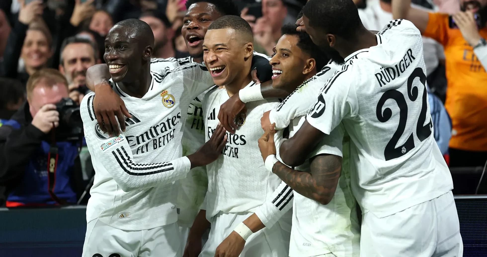 Real Madrid futbolçuları sevinir