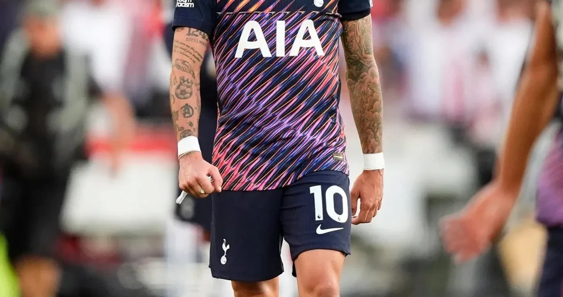 Futbolçu Tottenham formasında meydanda durur