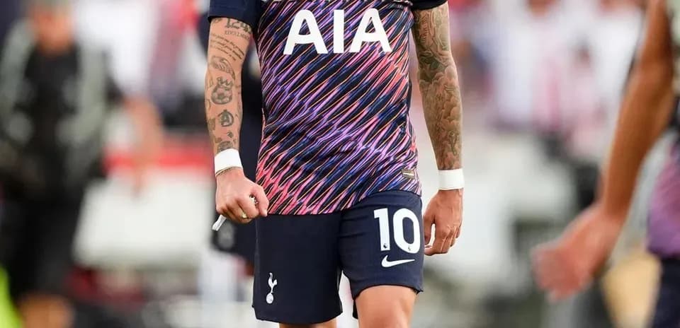 Futbolçu Tottenham formasında meydanda durur