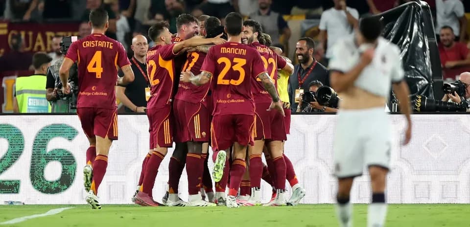 AS Roma oyunçuları qələbəni qeyd edirlər