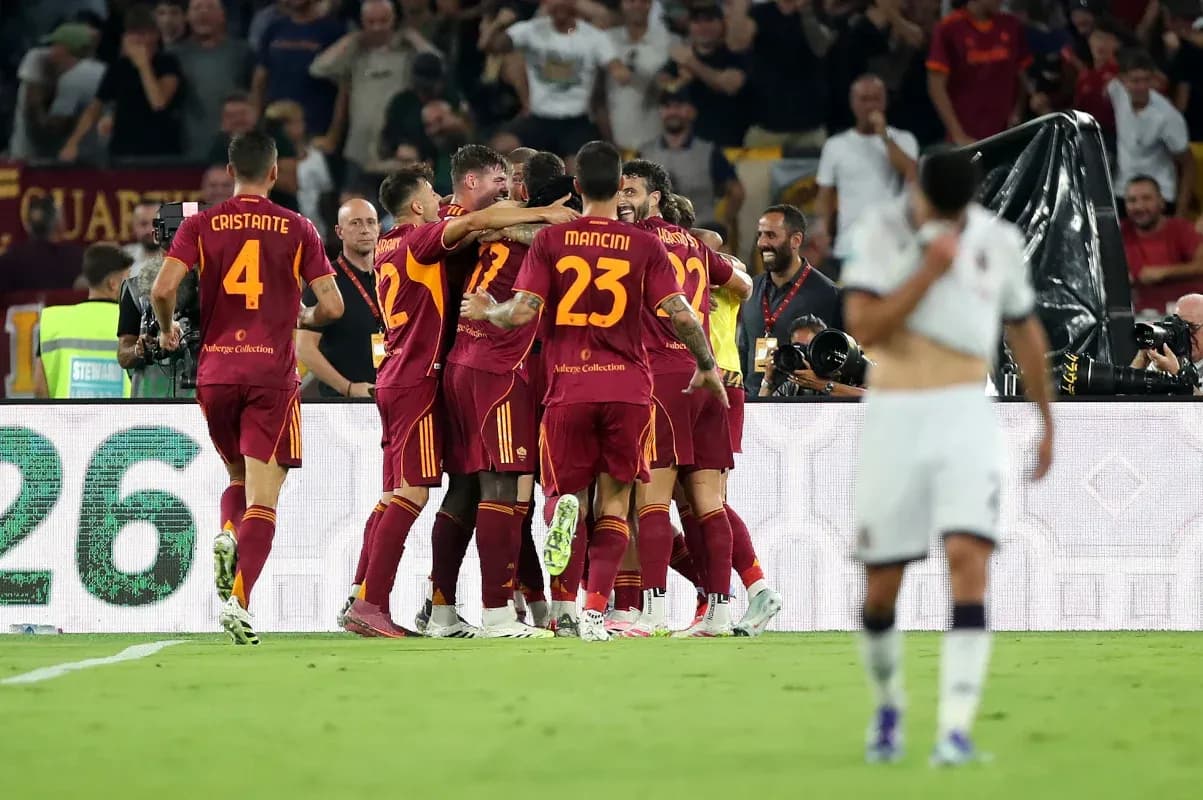 AS Roma oyunçuları qələbəni qeyd edirlər