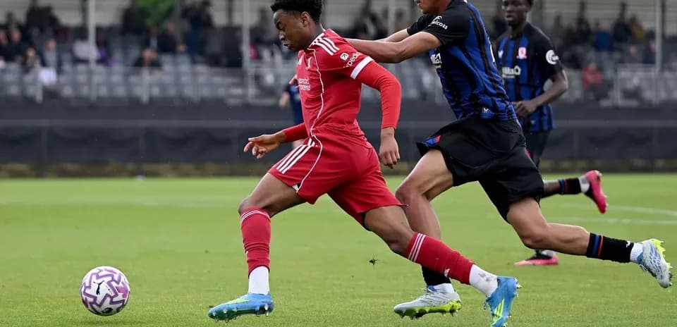 İki futbolçu top üçün mübarizə aparır