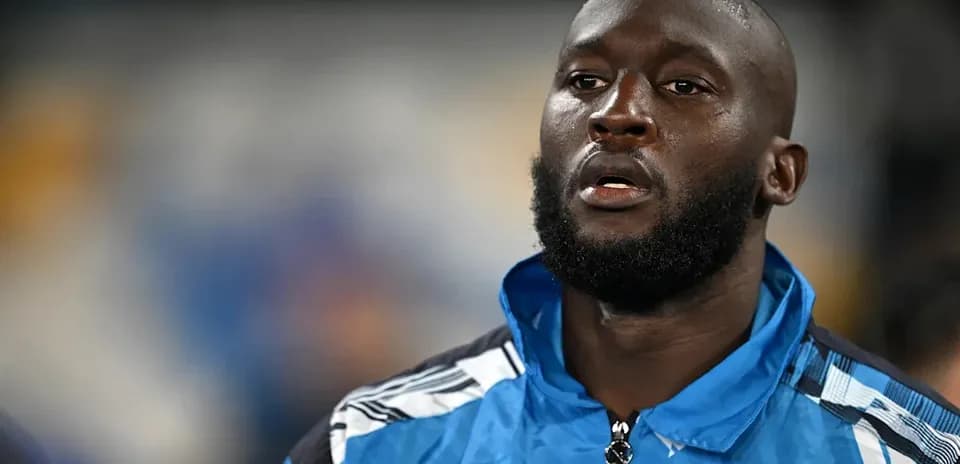 Futbolçu mavi məşq geyimində durur