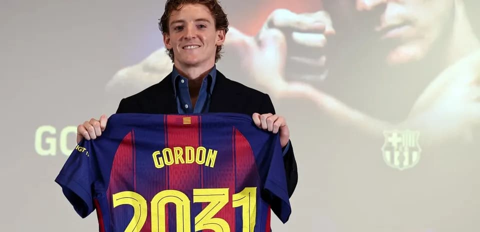 Yeni transfer Gordon, Barcelona formasını tutaraq poz verib