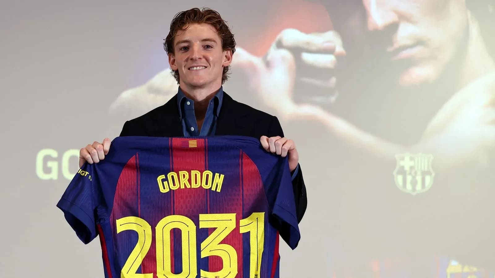 Yeni transfer Gordon, Barcelona formasını tutaraq poz verib