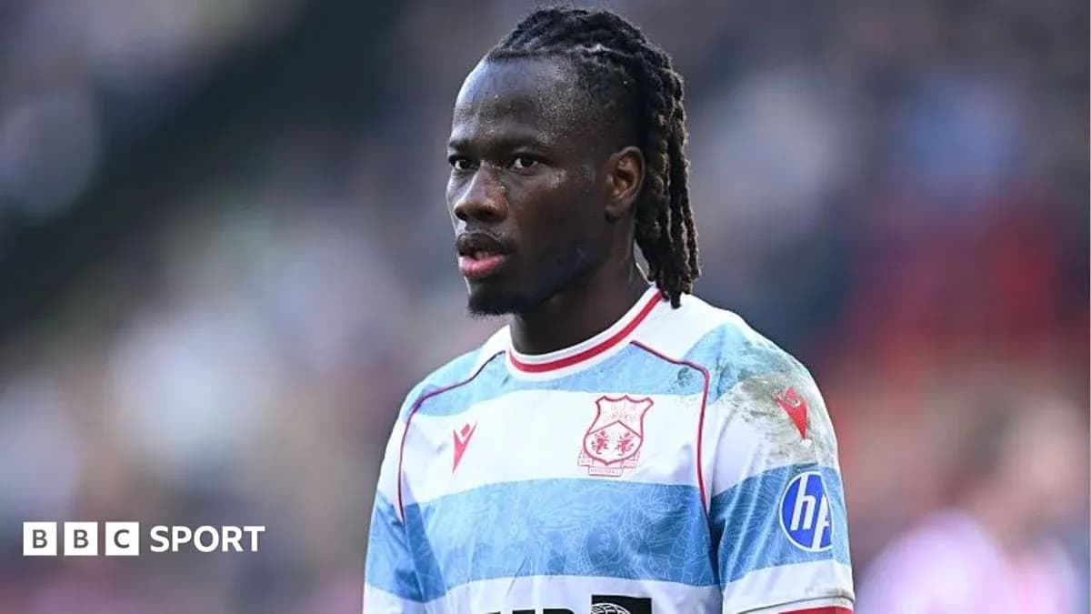 Futbolçu oyun zamanı diqqətlə baxır