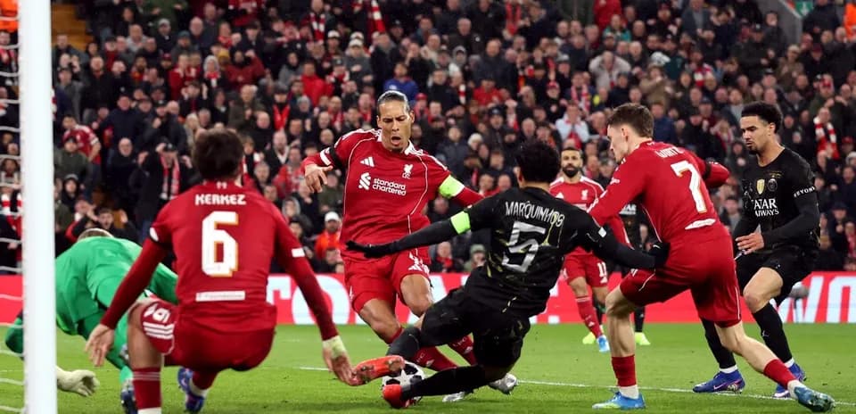 Liverpool və PSG oyunçuları mübarizə aparır