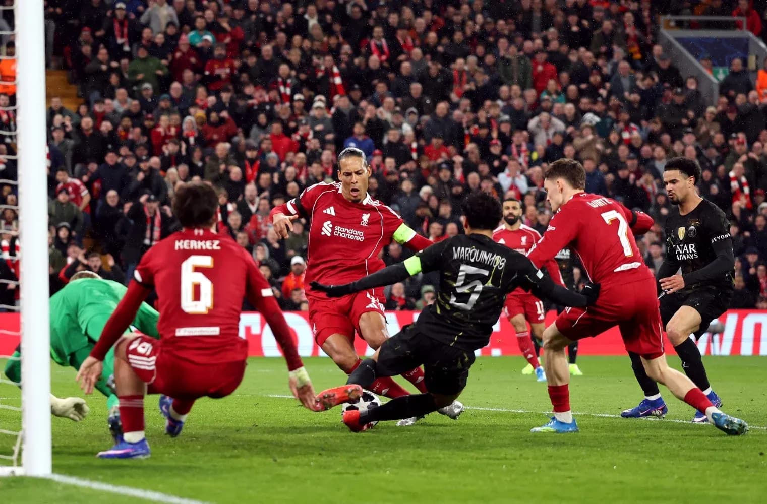 Liverpool və PSG oyunçuları mübarizə aparır