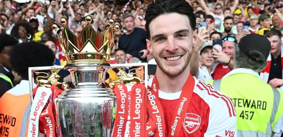 Futbolçu Premier Liqa kubokunu qaldırır