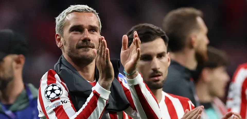 Atletico Madrid players applauding fans after match