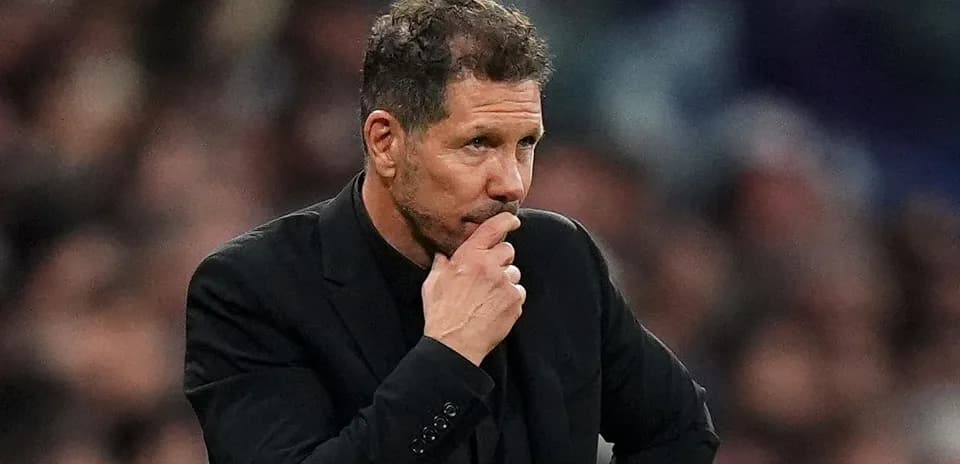 Baş məşqçi oyunu düşünərək əlləri ilə üzü tutub