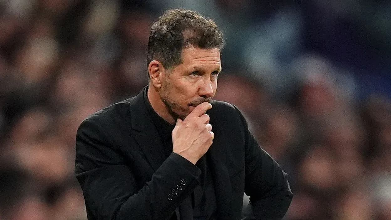 Baş məşqçi oyunu düşünərək əlləri ilə üzü tutub