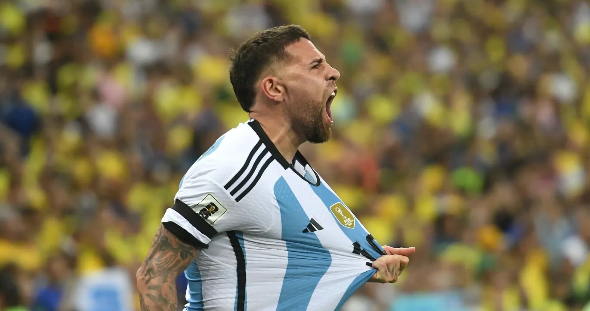 Futbolçu Argentina formasını çəkərək sevinir