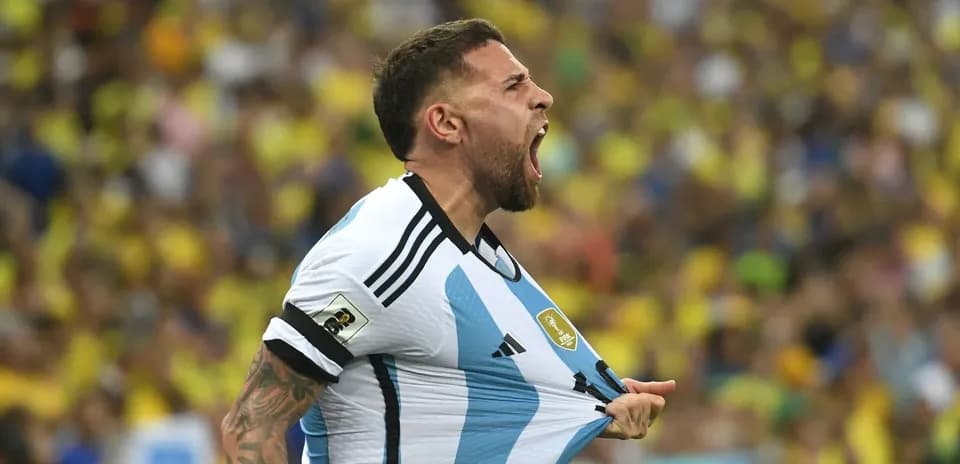 Futbolçu Argentina formasını çəkərək sevinir