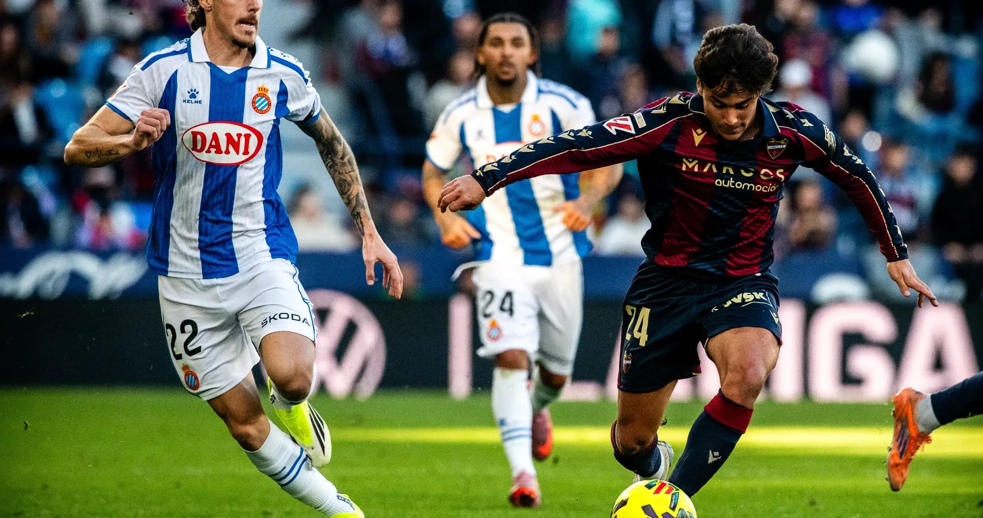 Espanyol və Levante oyunçuları top üçün mübarizə aparır