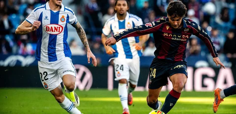 Espanyol və Levante oyunçuları top üçün mübarizə aparır