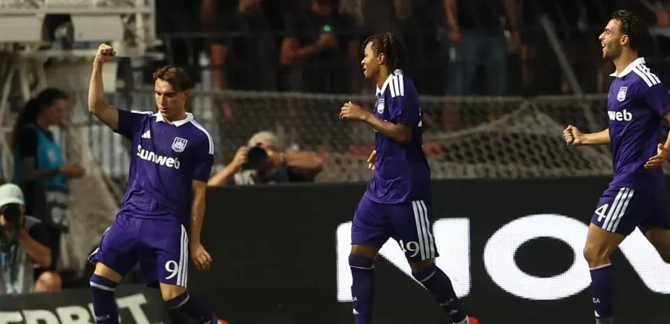 Anderlext futbolçularının qələbə sevinci