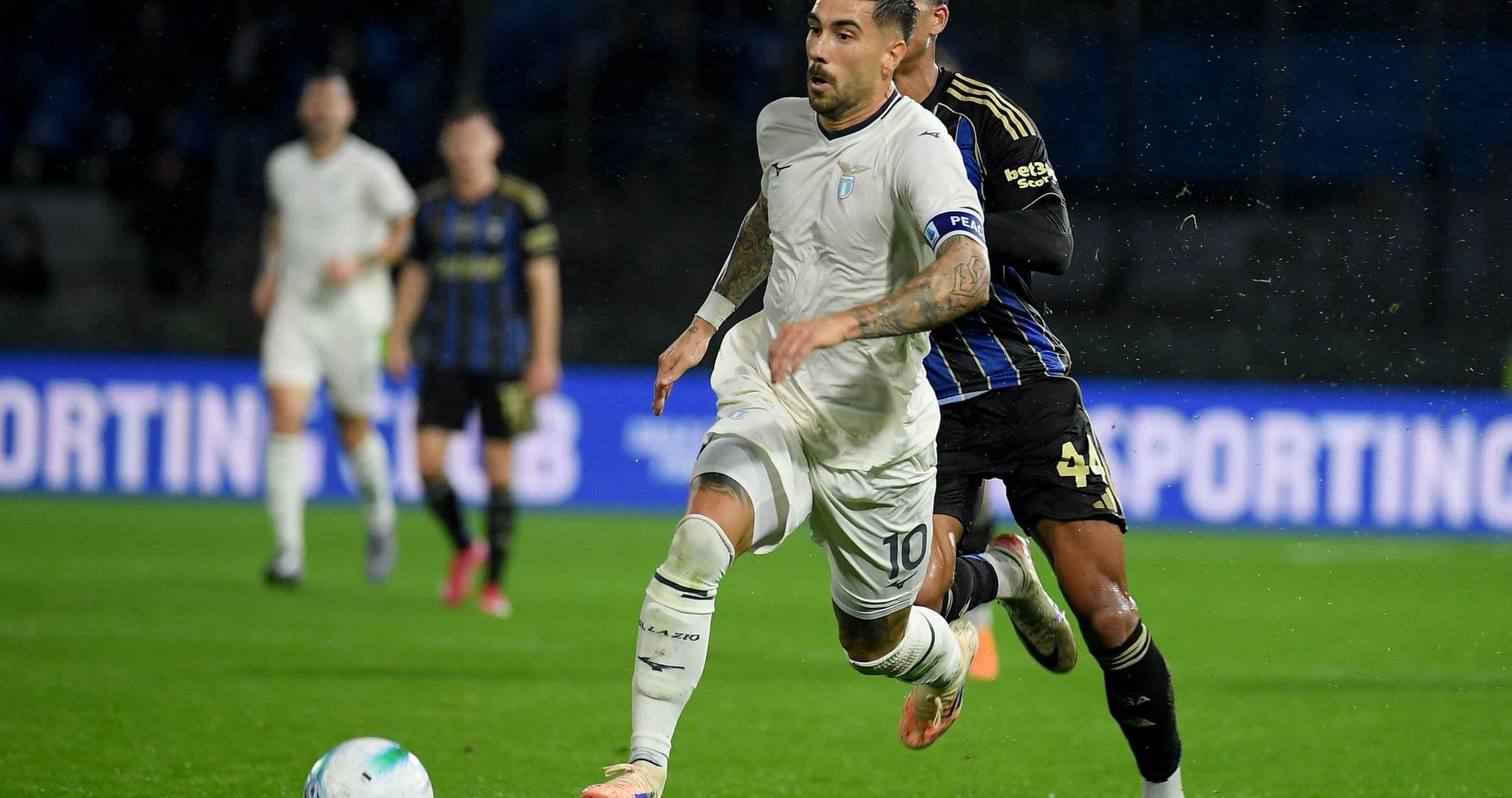 Lazionun futbolçusu topu sürür