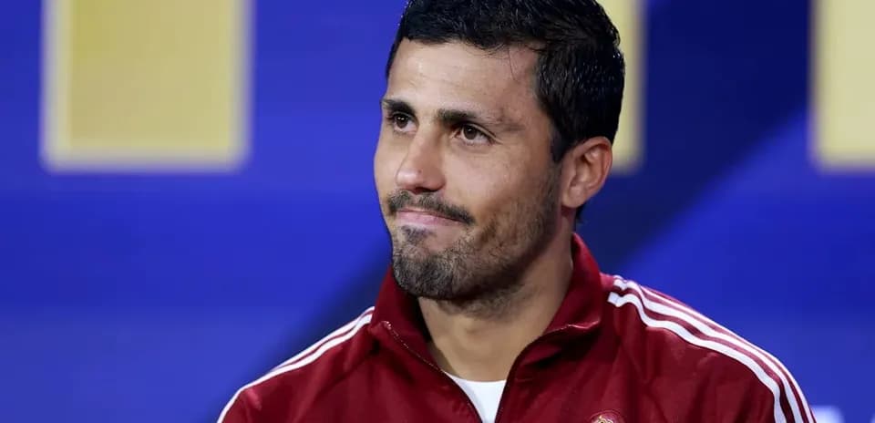 Futbolçunun mətbuat konfransında oturması