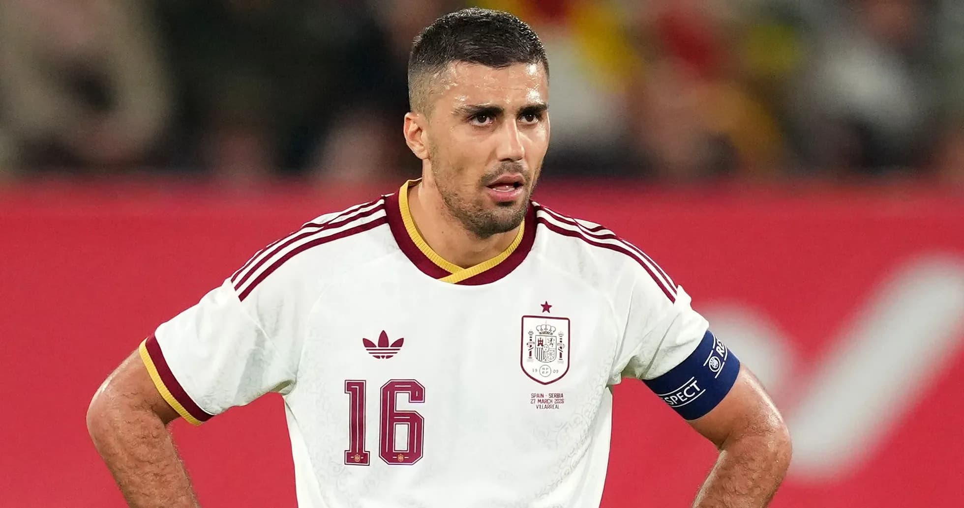 İspaniya futbolçusu meydanda dayanıb düşünür