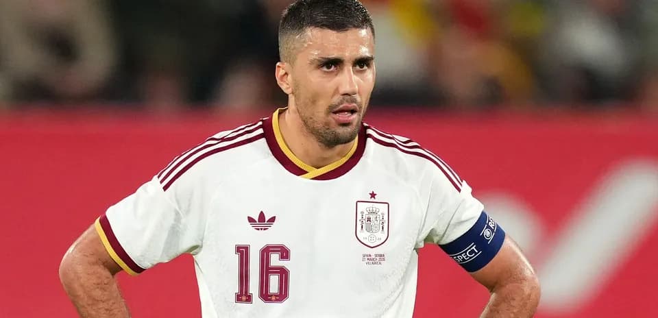 İspaniya futbolçusu meydanda dayanıb düşünür
