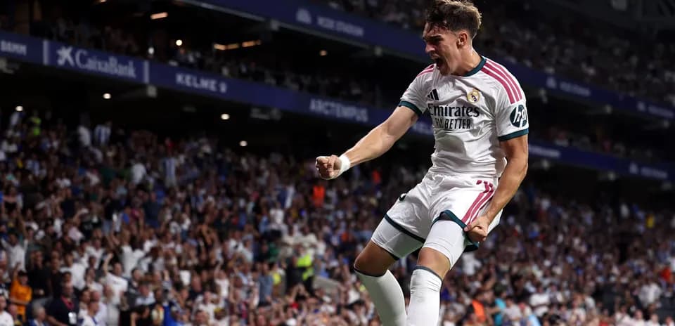 Futbolçu qolu qeyd edərək sevincini yaşayır