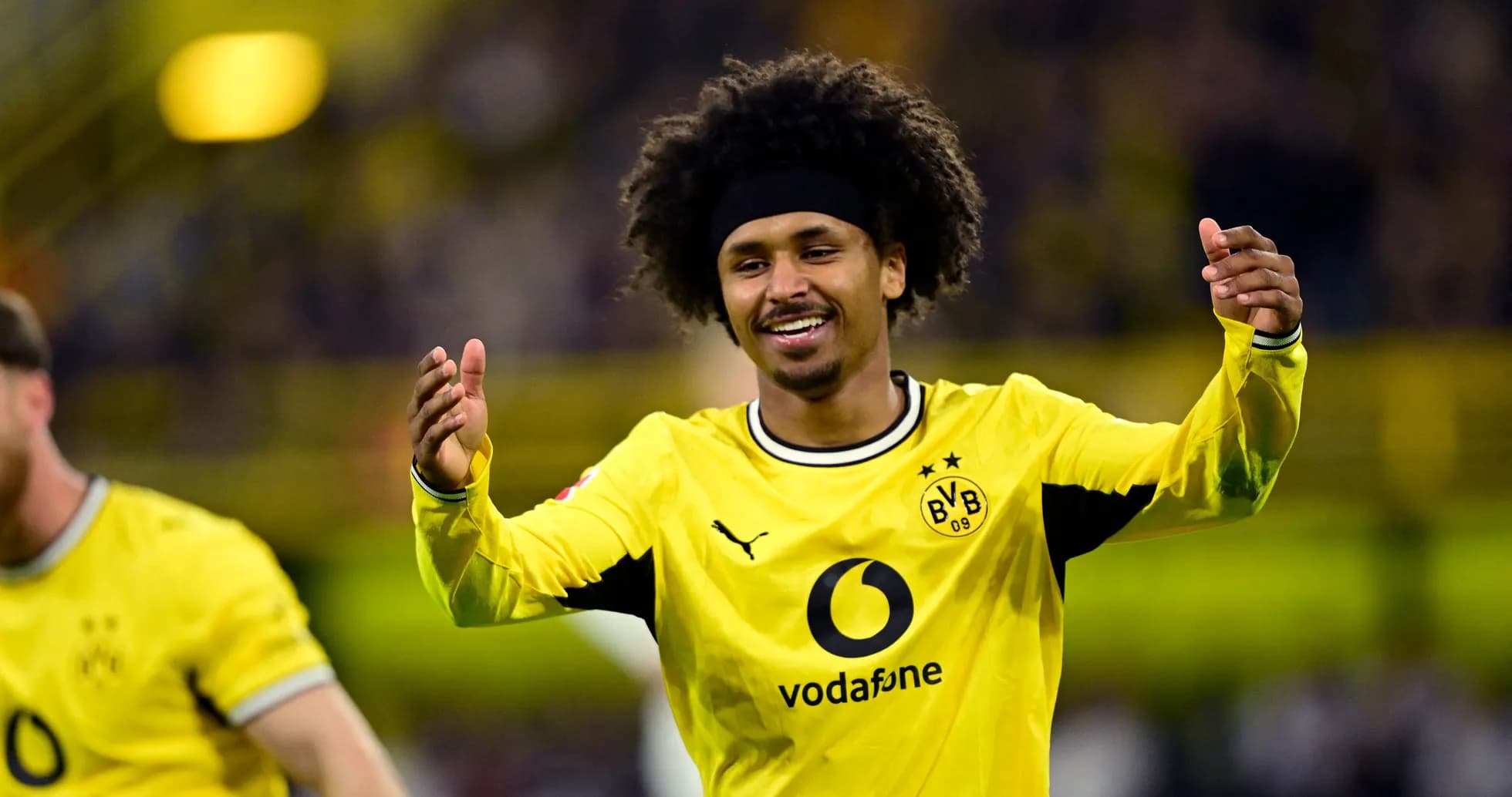 Futbolçu sevinclə qol qeyd edir, Dortmund stadionu